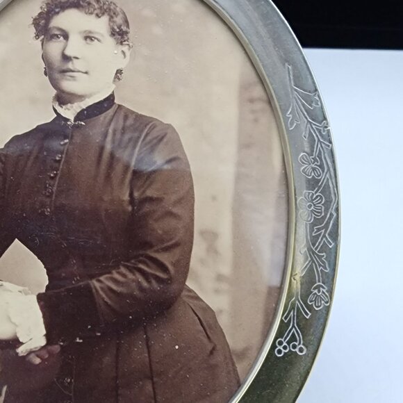 Antique Gold Tone Picture Frame Photograph of Victorian Woman Embossed Flowers 4 - Picture 5 of 11